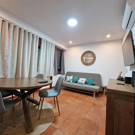 Varinos House *