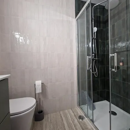 아파트 Varinos House 알보르